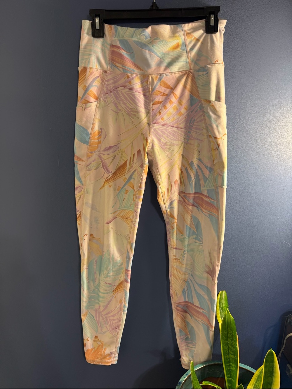 Nine West pastel floral active leggings Medium